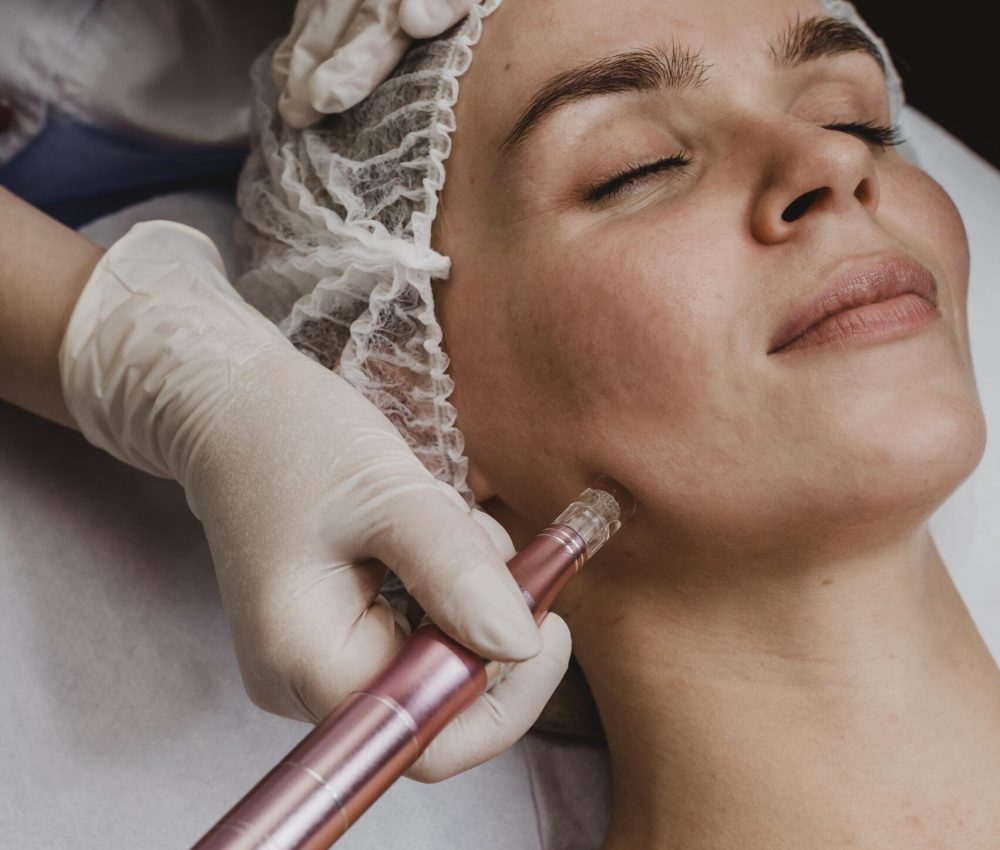 bella-mujer-en-el-centro-de-bienestar-con-un-tratamiento-cosmetico