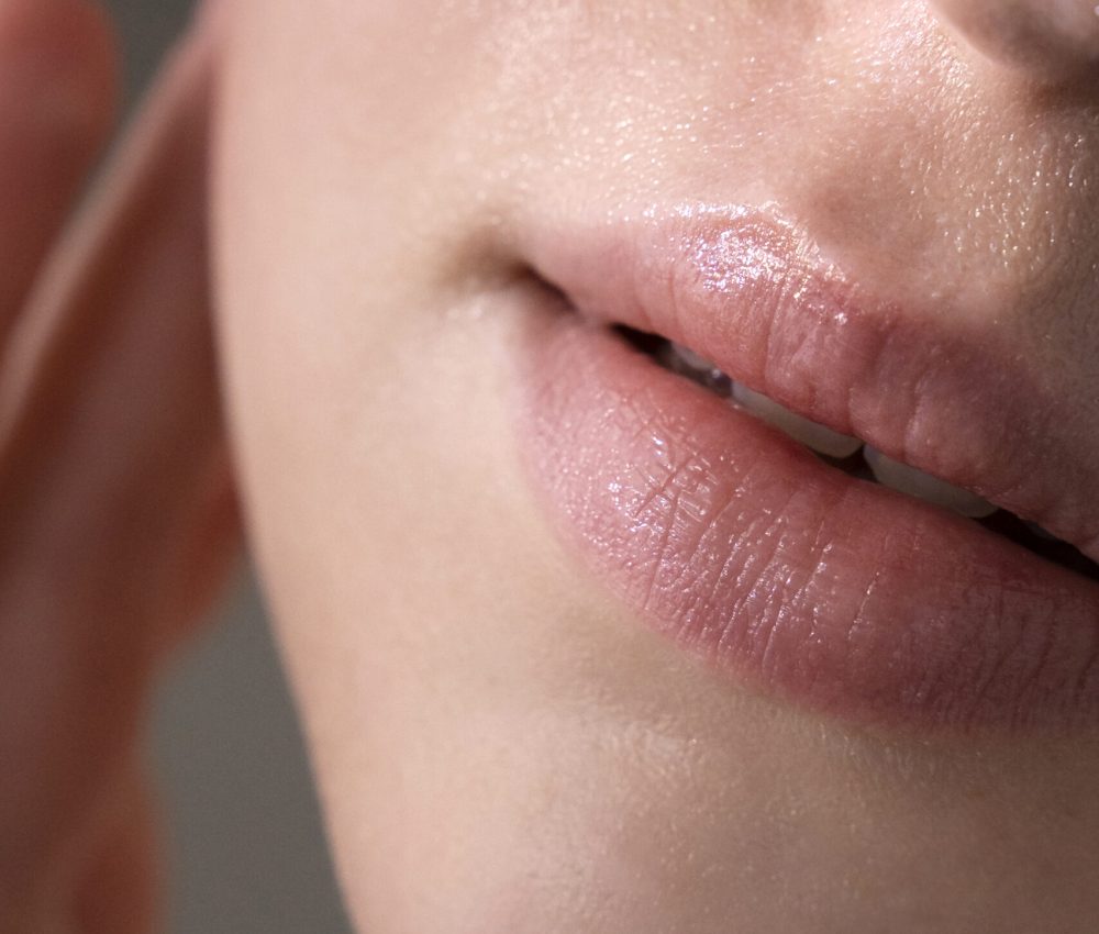 cerrar-retrato-de-mujer-con-piel-hidratada