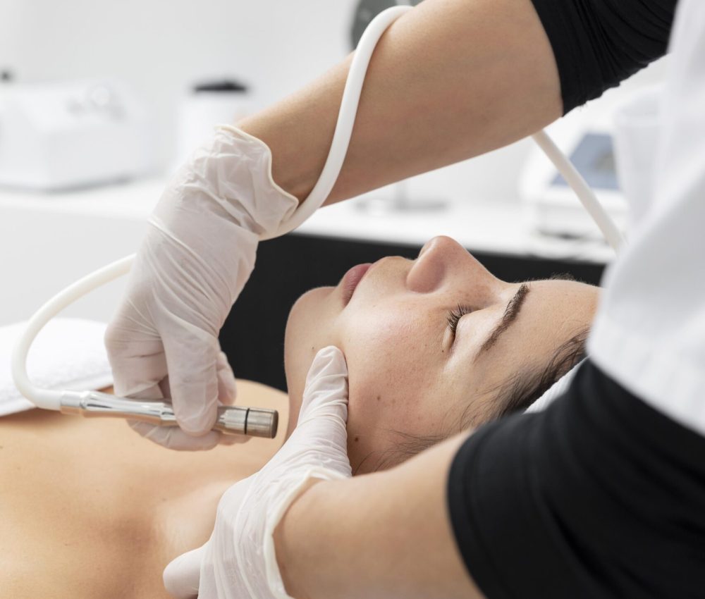 mujer-joven-con-un-tratamiento-de-cuidado-de-la-piel