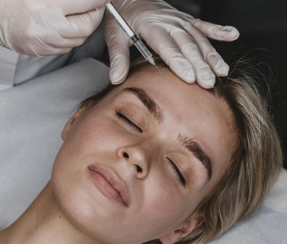 mujer-joven-recibiendo-una-inyeccion-de-belleza