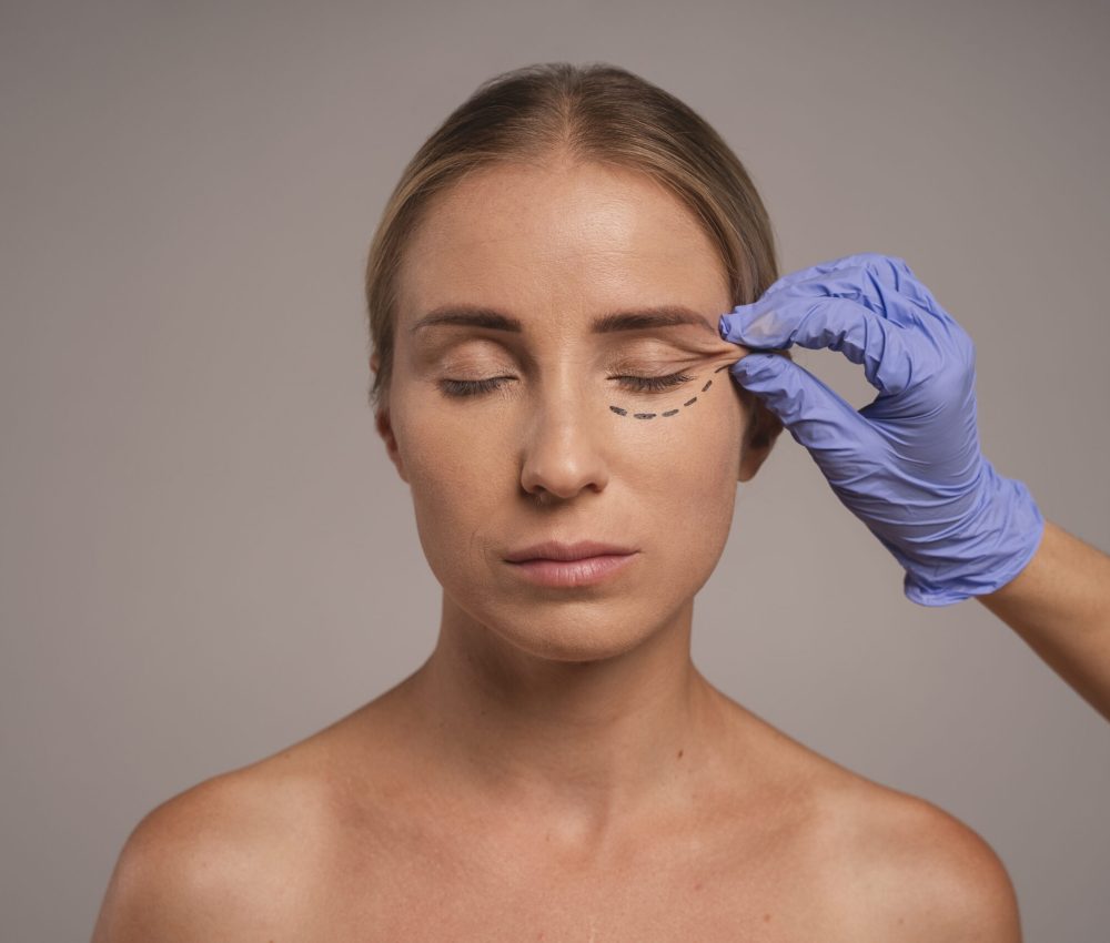 mujer-preparandose-para-la-cirugia-estetica