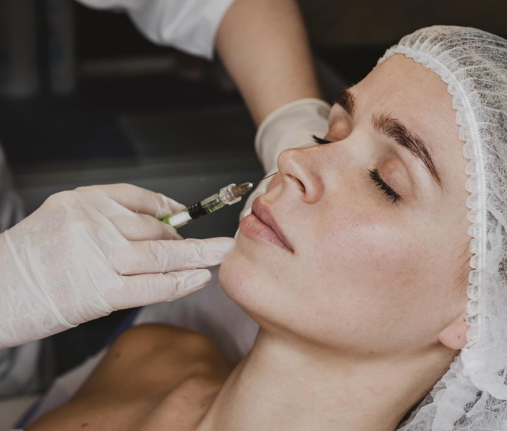 mujer-recibiendo-un-tratamiento-de-belleza-facial-en-el-spa