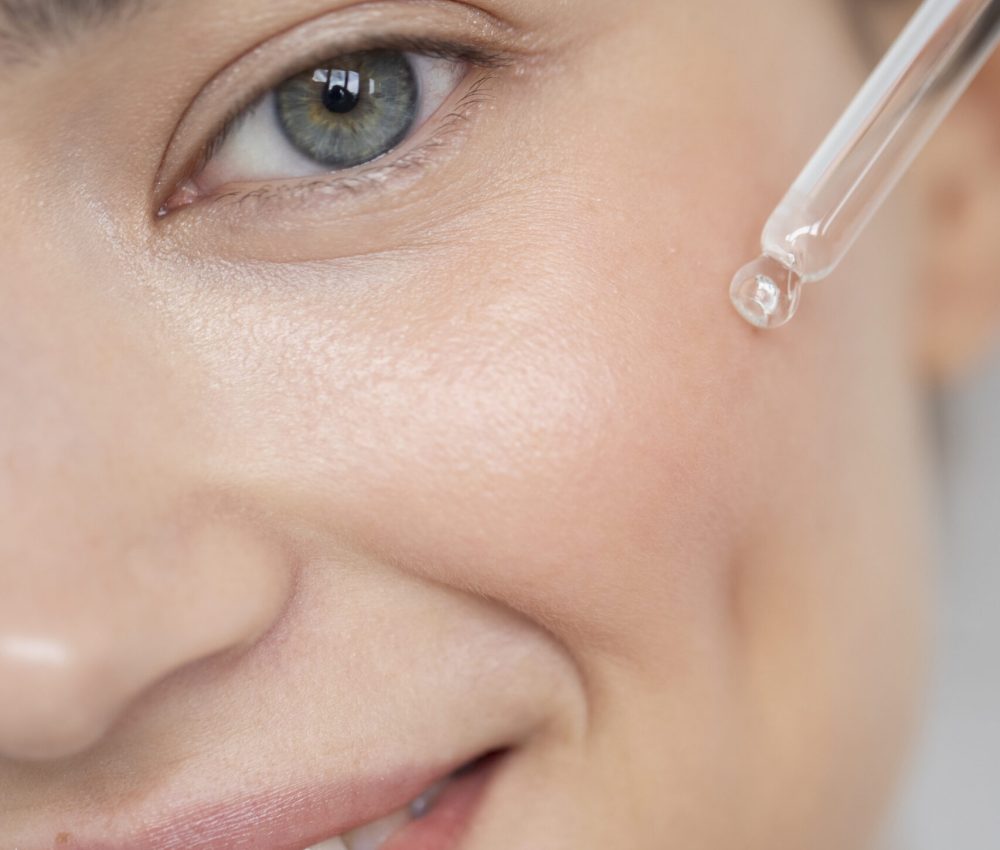 retrato-de-mujer-hermosa-con-piel-clara-con-suero-facial