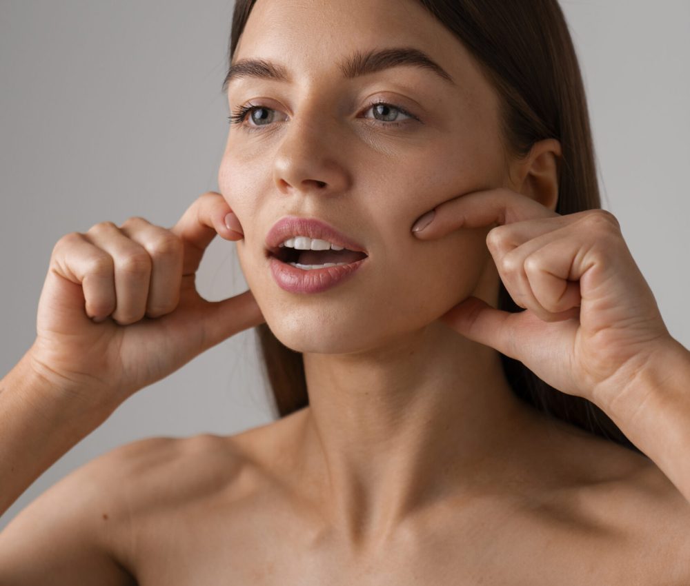 retrato-de-mujer-tratando-de-masaje-facial-de-yoga-para-mantenerse-joven