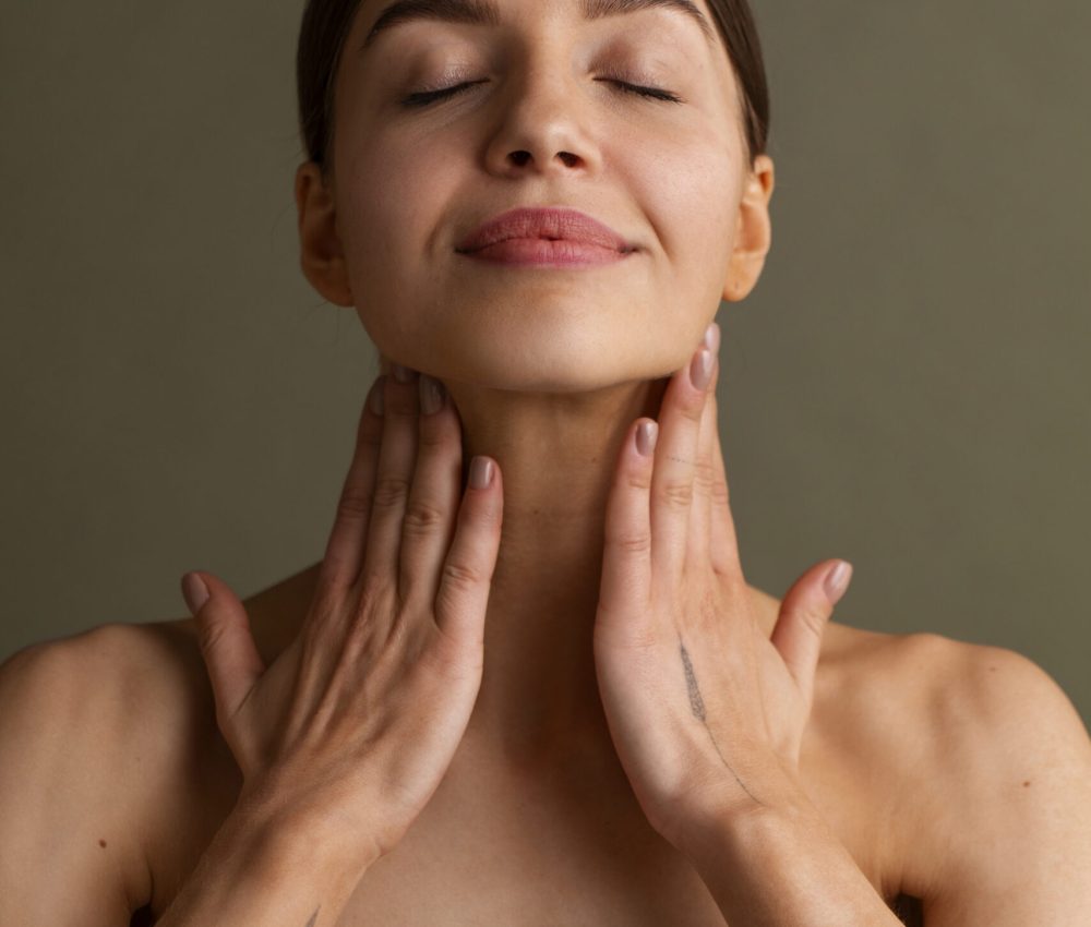 retrato-de-mujer-tratando-de-masaje-facial-de-yoga-para-mantenerse-joven