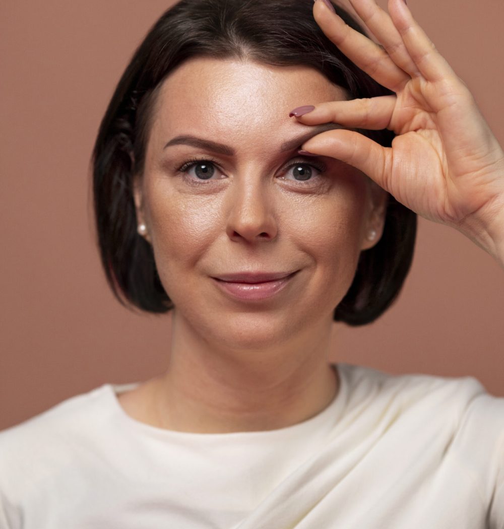 vista-frontal-mujer-practicando-yoga-facial