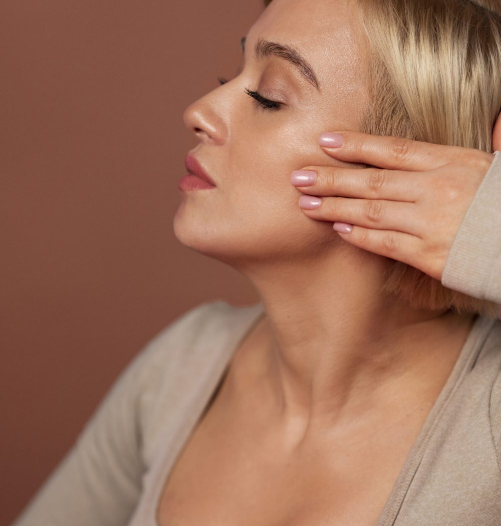 vista-lateral-mujer-practicando-yoga-facial